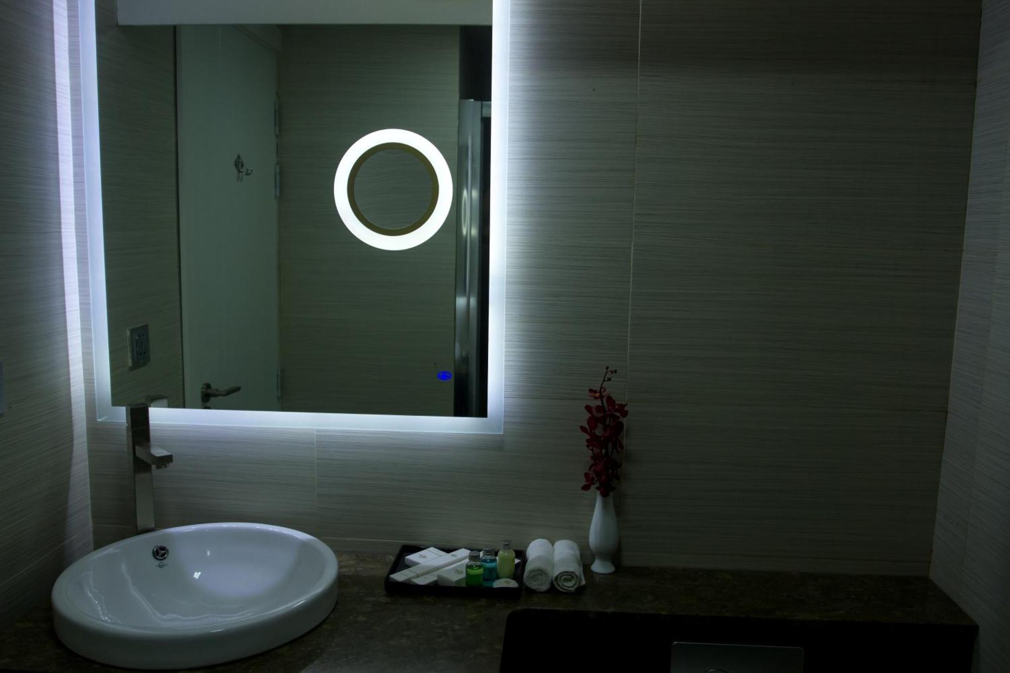 Coventina Lake Suites Dhaka Buitenkant foto