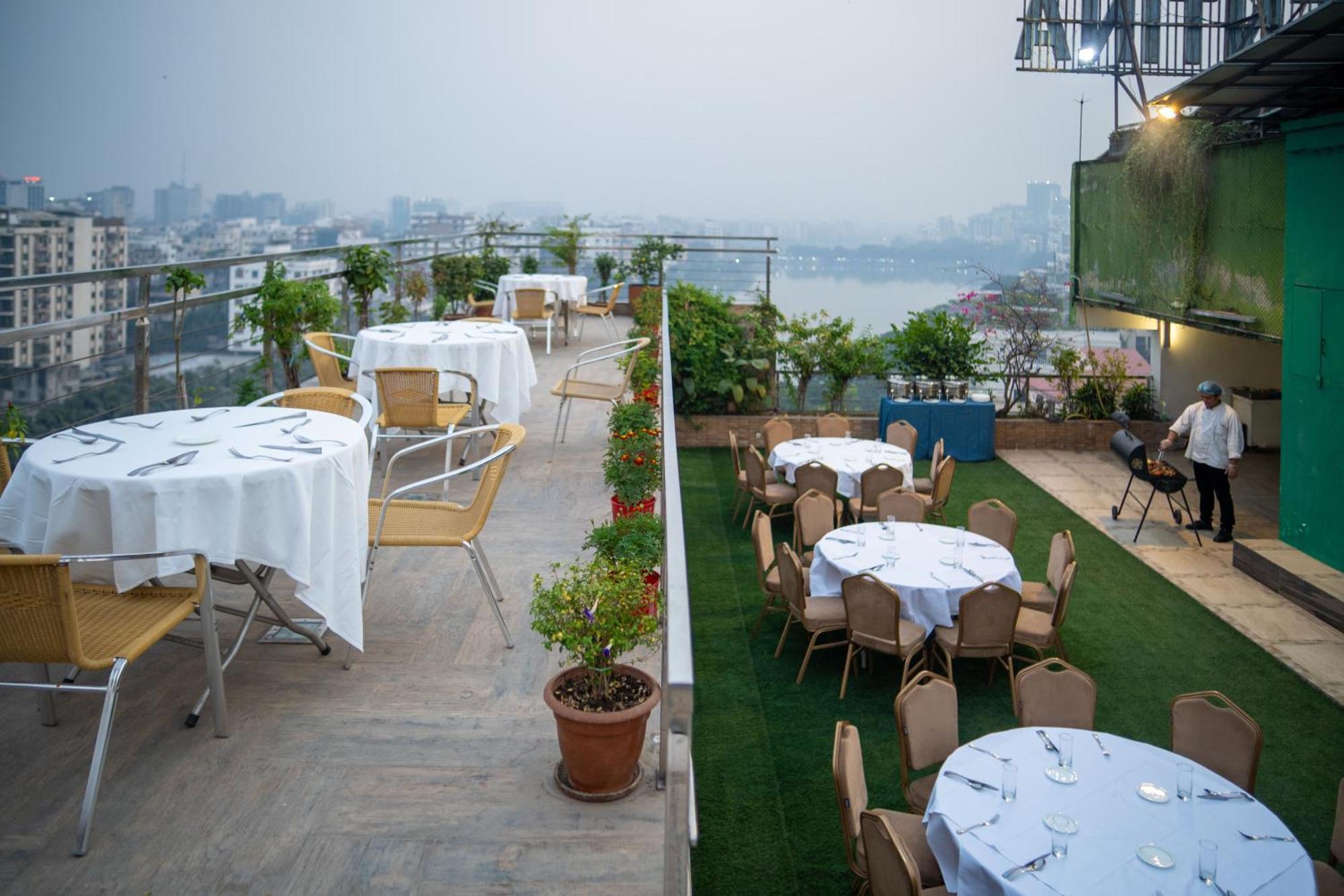 Coventina Lake Suites Dhaka Buitenkant foto