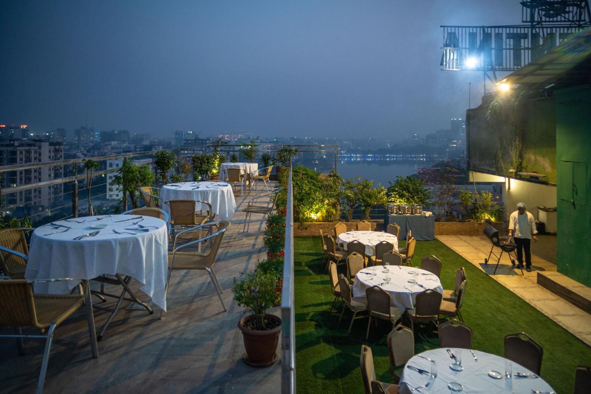 Coventina Lake Suites Dhaka Buitenkant foto