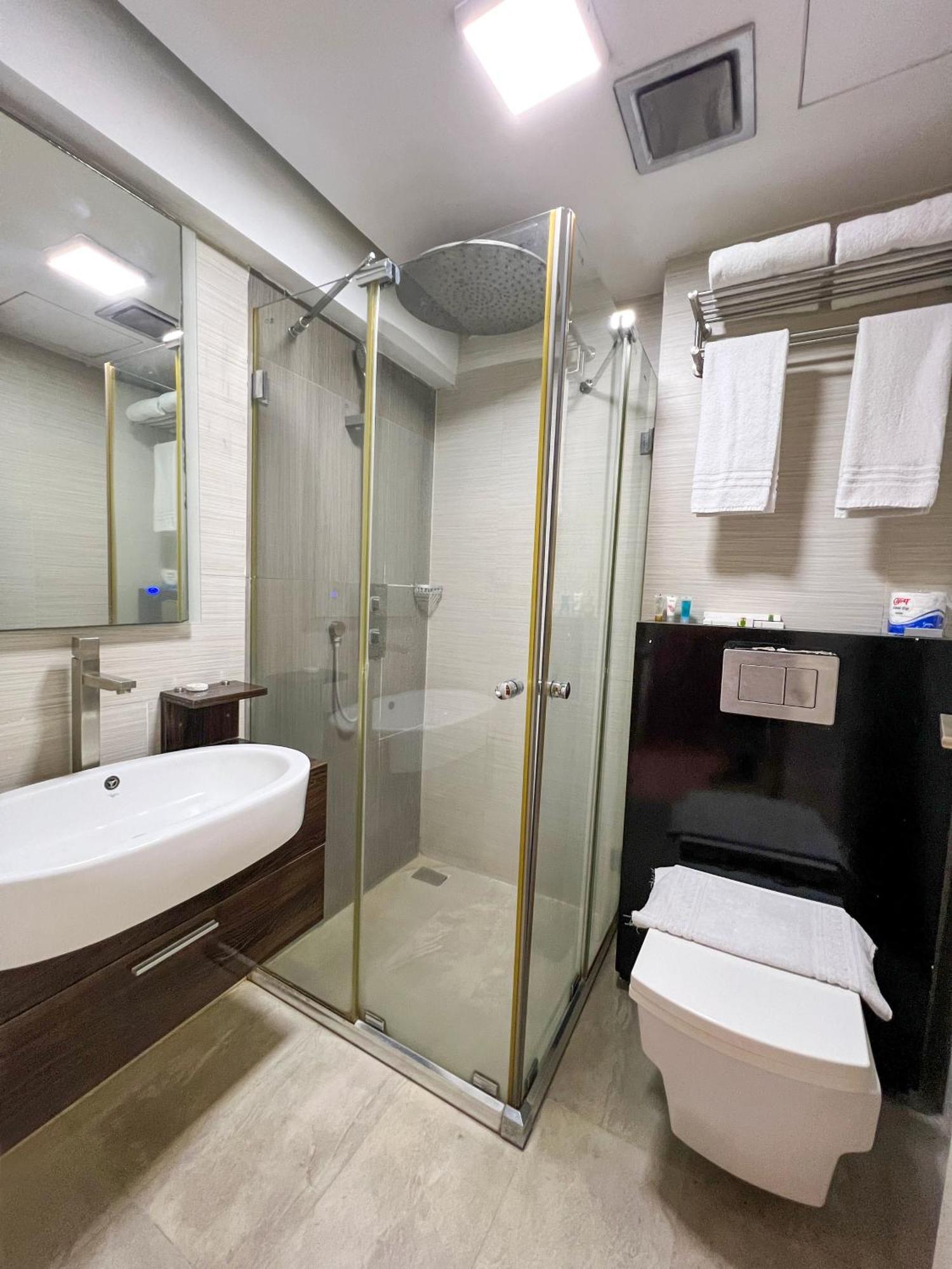 Coventina Lake Suites Dhaka Buitenkant foto