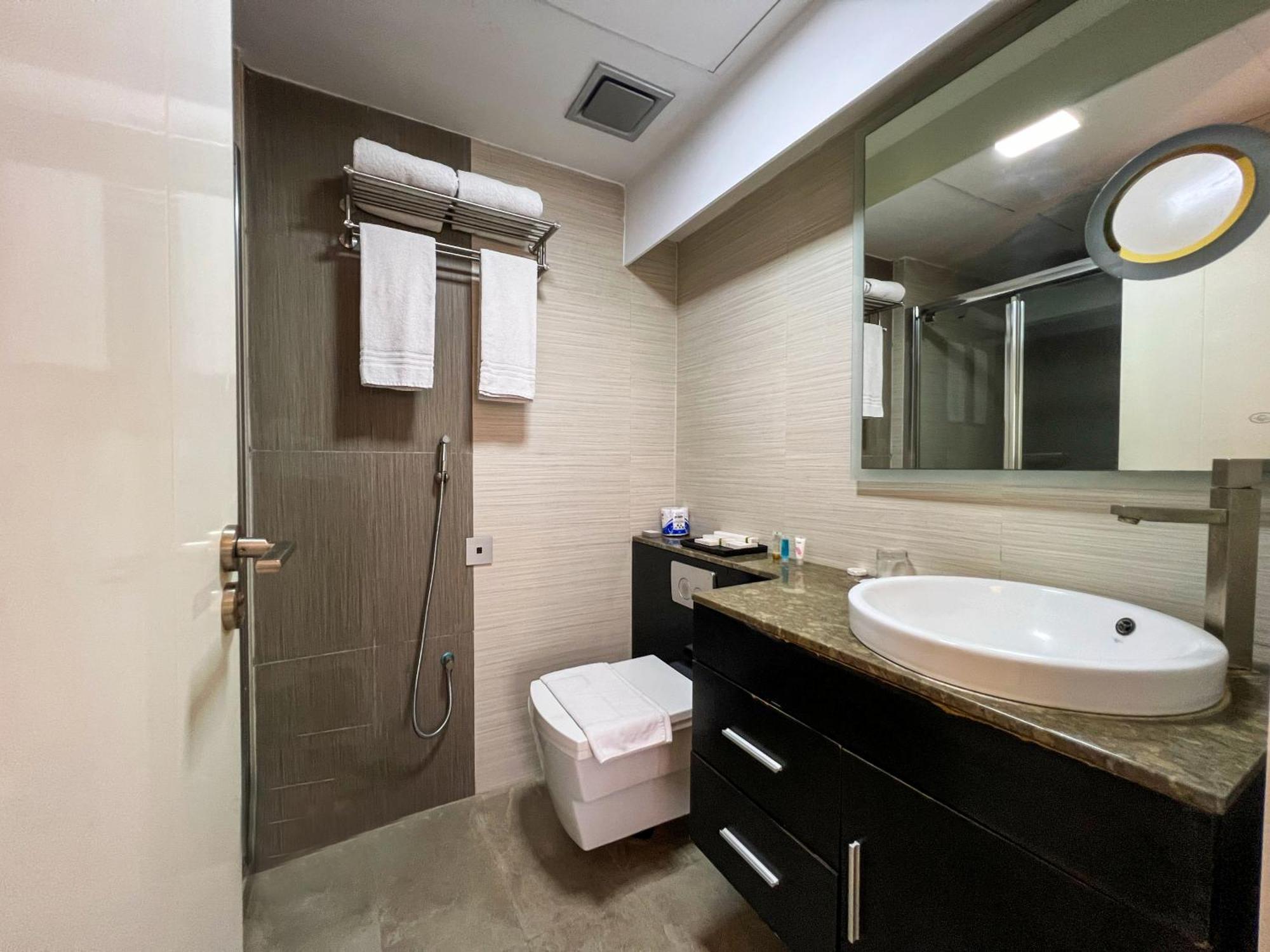Coventina Lake Suites Dhaka Buitenkant foto