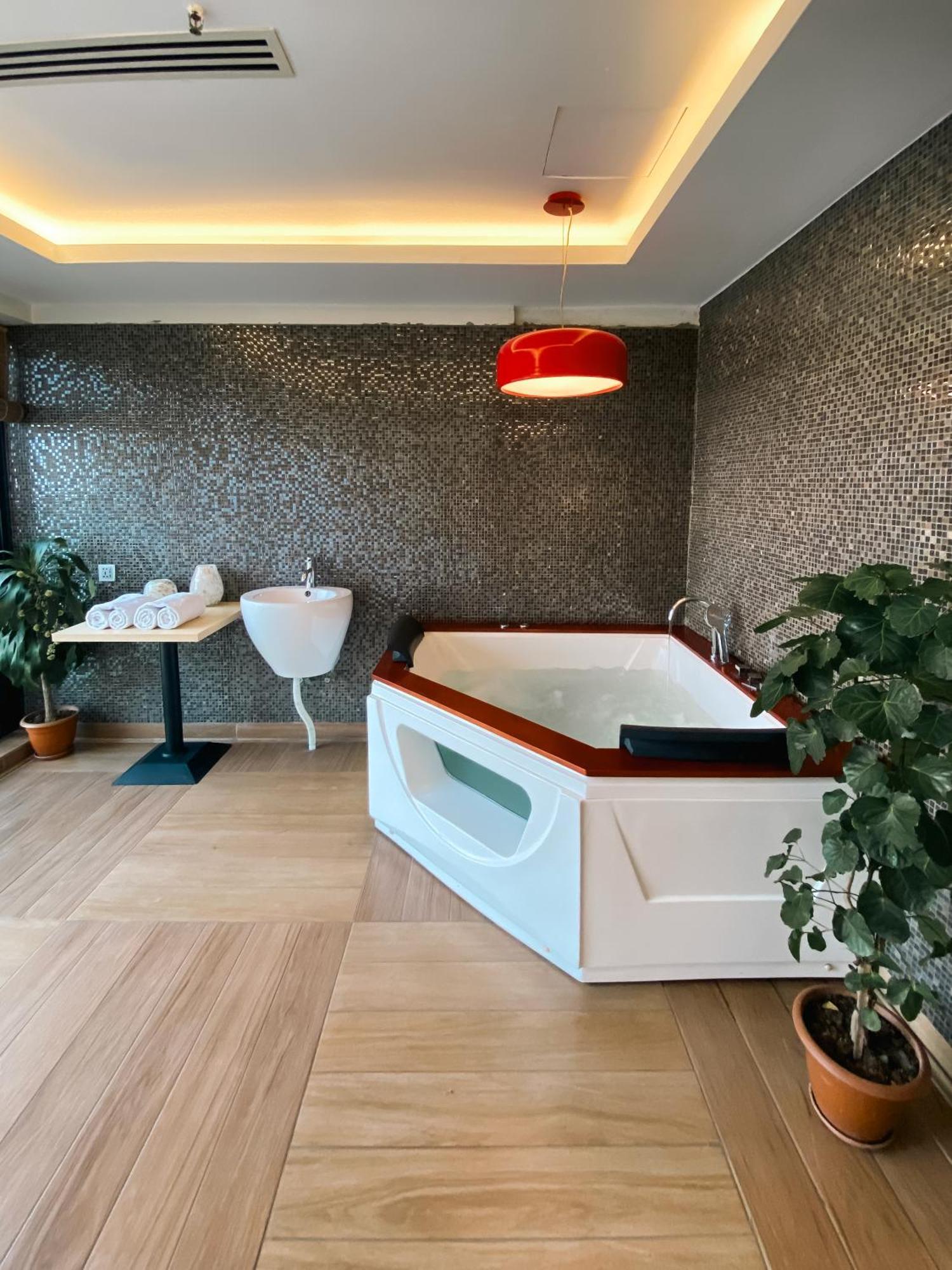 Coventina Lake Suites Dhaka Buitenkant foto