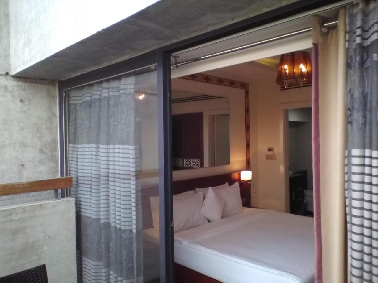 Coventina Lake Suites Dhaka Buitenkant foto