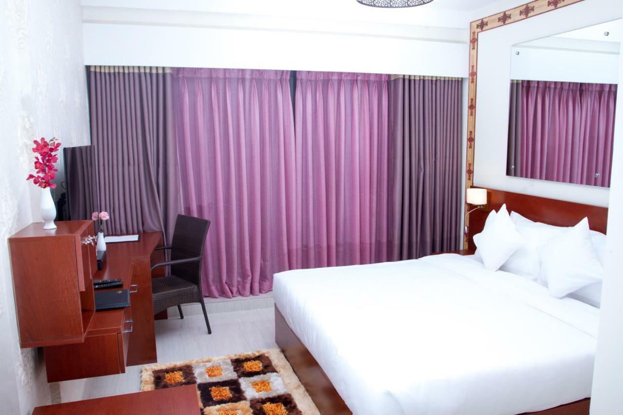 Coventina Lake Suites Dhaka Buitenkant foto