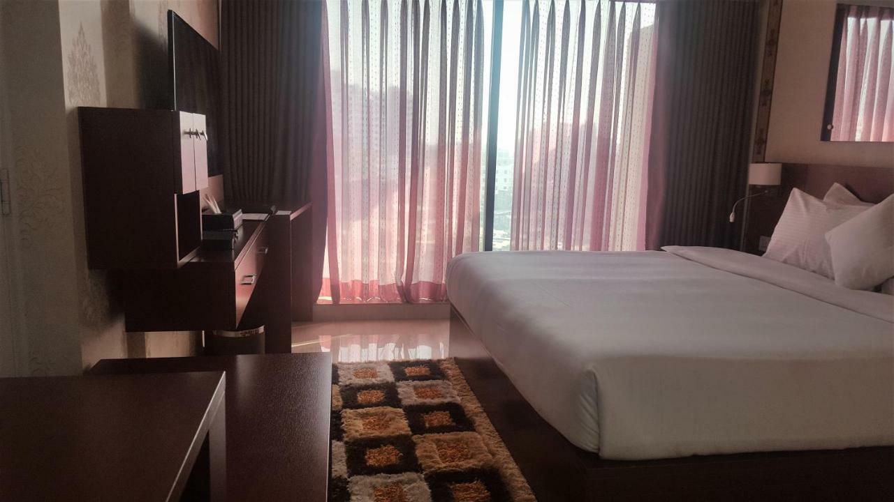Coventina Lake Suites Dhaka Buitenkant foto