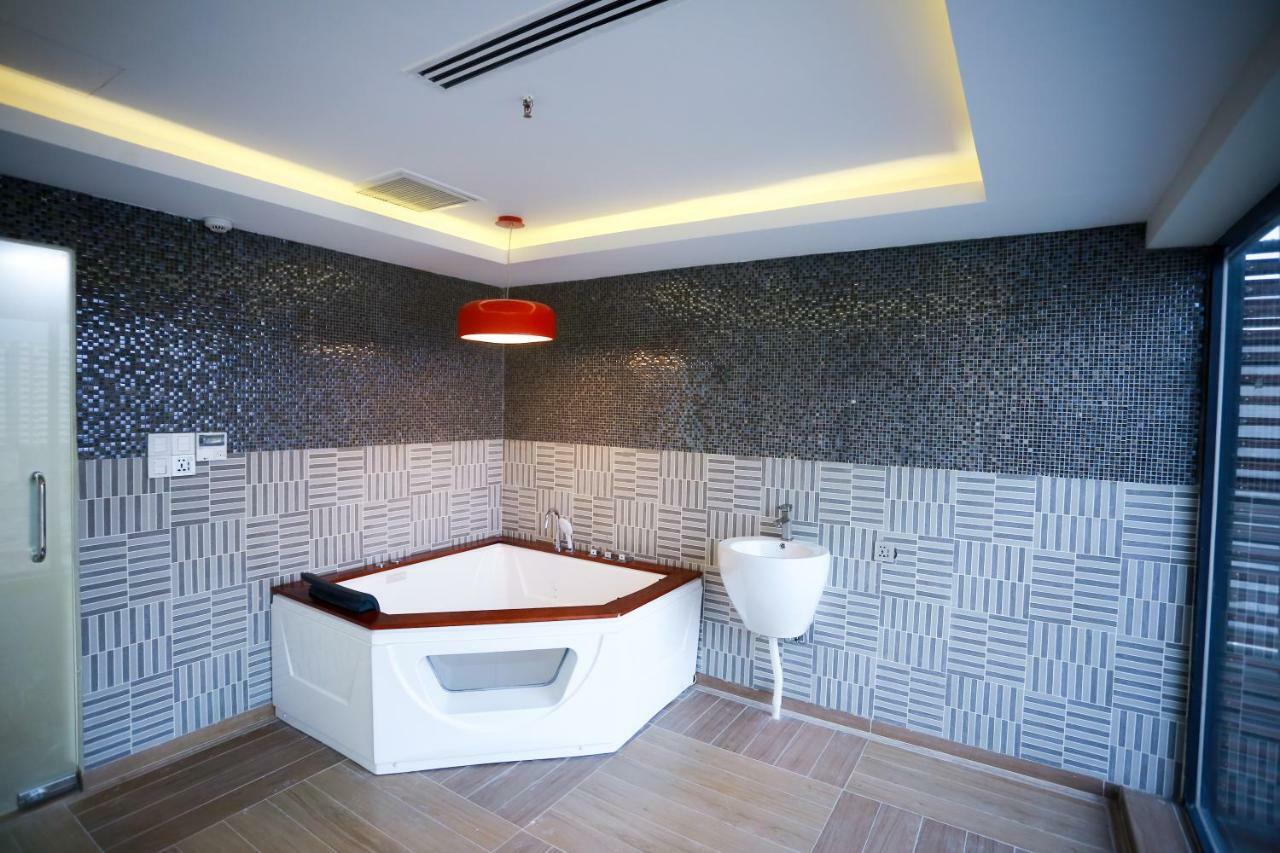 Coventina Lake Suites Dhaka Buitenkant foto